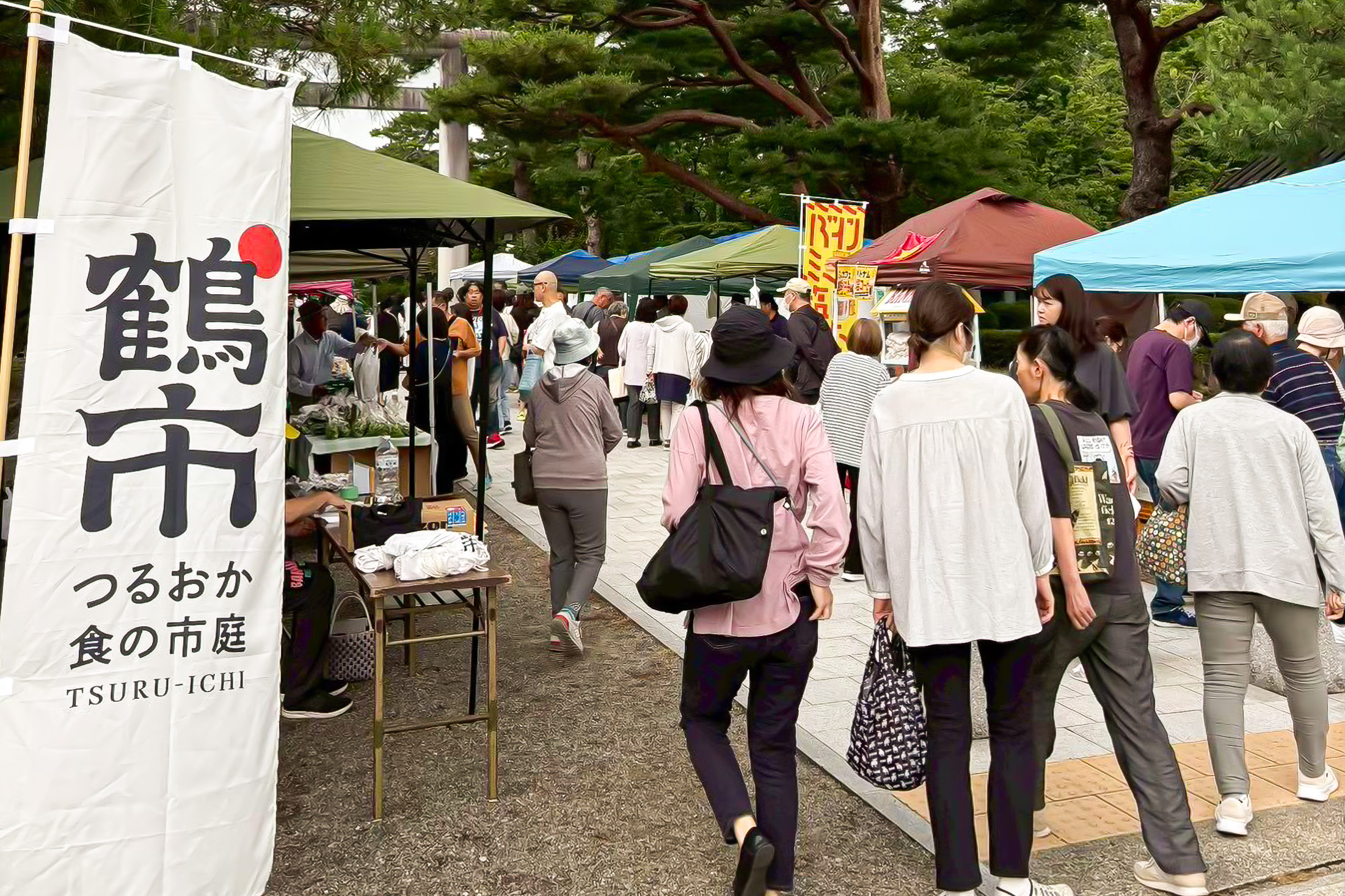 地域を元気にしたいという思いから始まった鶴市。2026年は鶴岡駅前での出張鶴市も予定。朝にこだわらず日中の開催も計画し、幅広い交流の場を目指している。(企業提供)