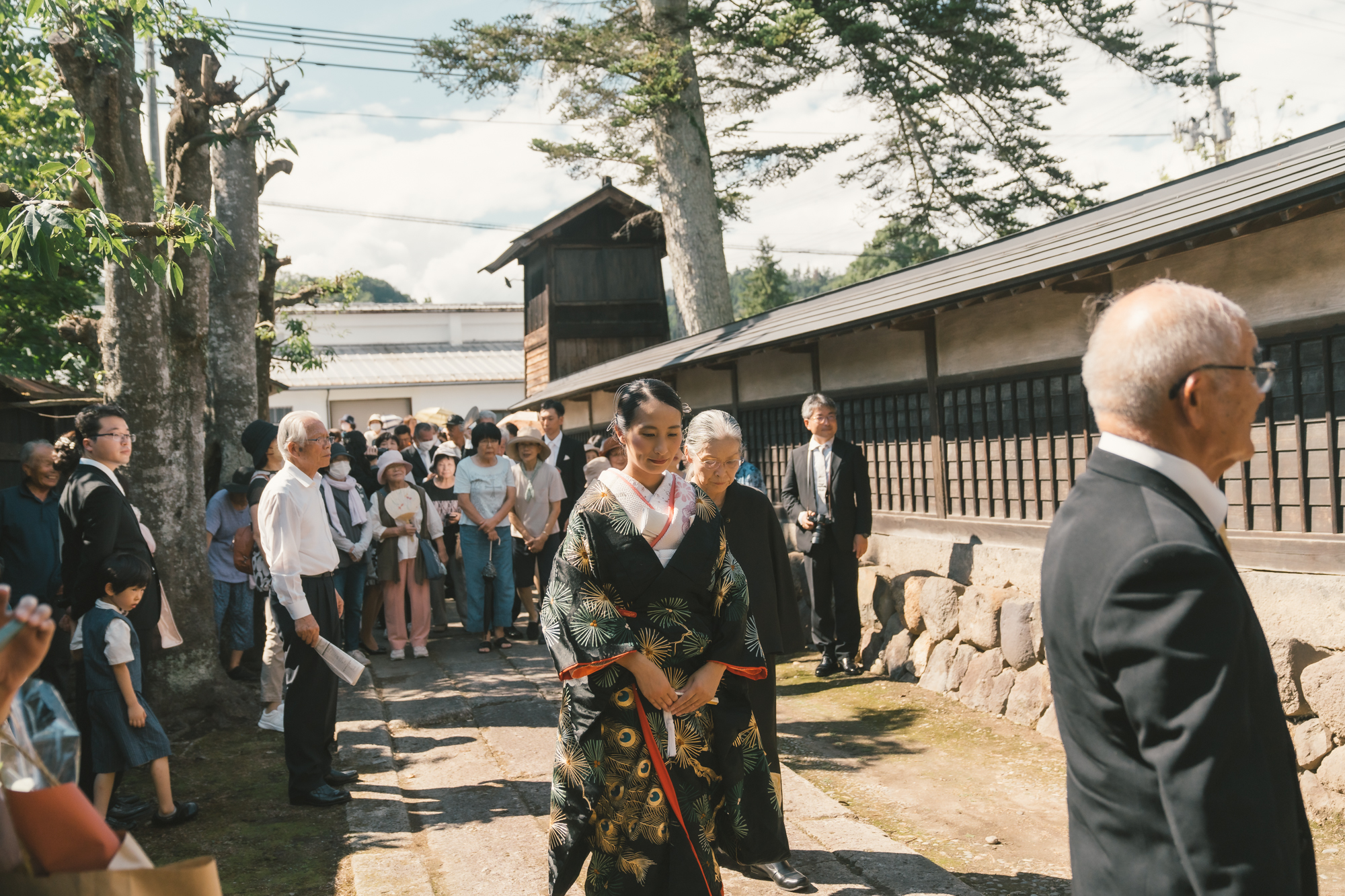 地域とともにつくるウェディング。花嫁行列や長持唄など地域の伝統が息づく儀式を再構築し、地域の歴史や文化を今に生かす試みを形にした。(企業提供)