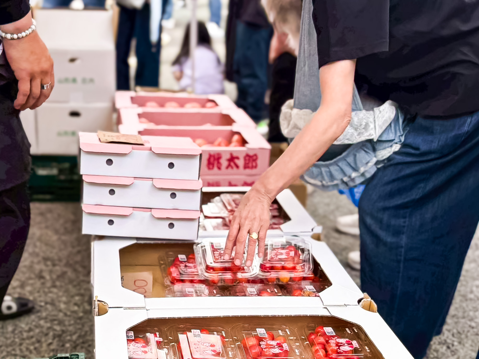 農家と直接声を交わし、種類が豊富な在来作物の美味しい食べ方を知ることもできる。(企業提供)