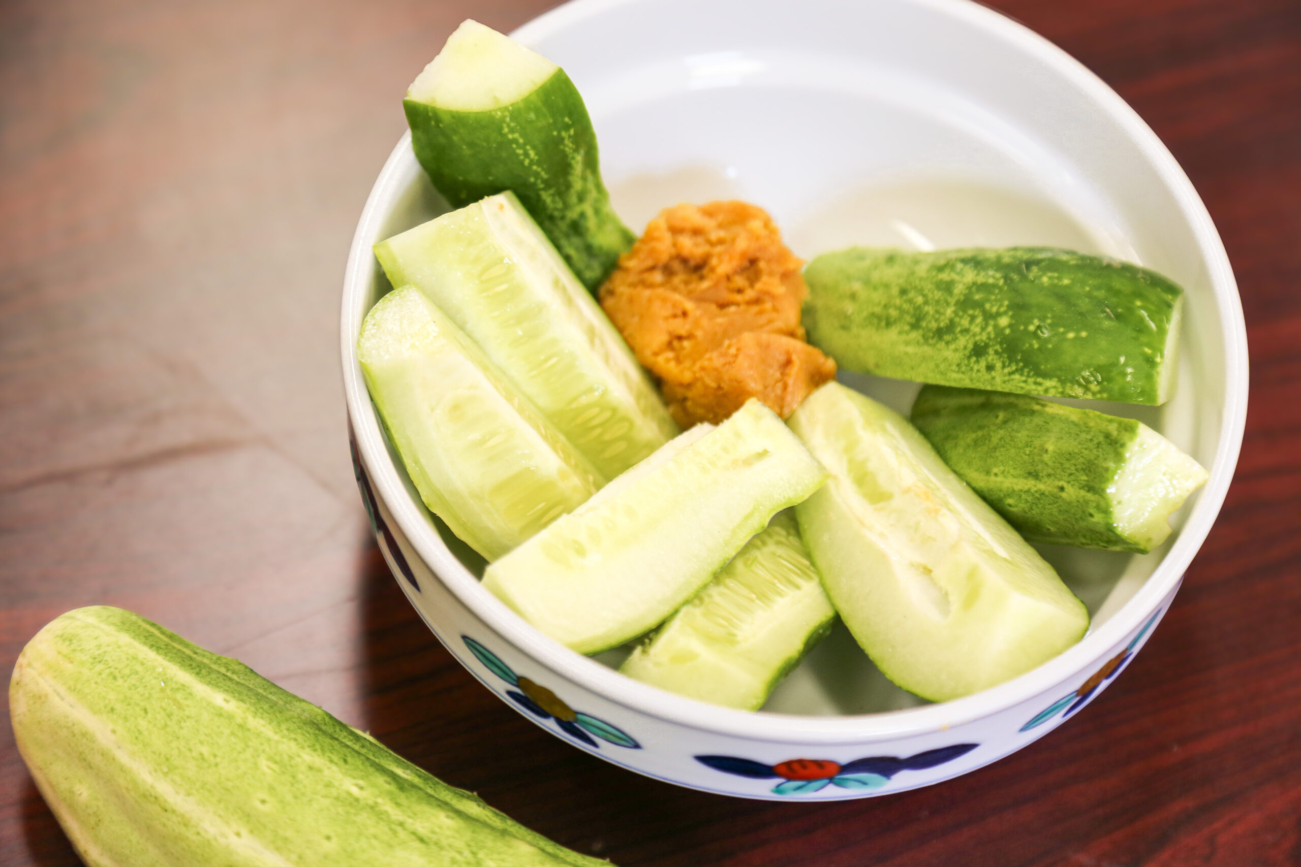 地域の人などと相談しながら様々な食べ方を考案している。生のまま味噌をつけて食べるときゅうりの甘さと瑞々しさが際立つ。